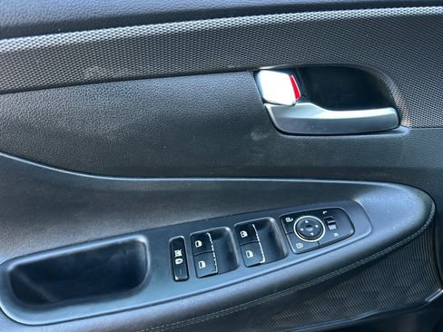 Used 2019 Hyundai Santa Fe SE image 11