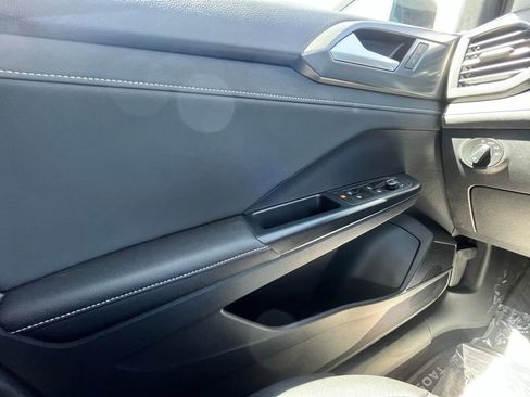 Certified 2025 Volkswagen Taos SE FWD image 13