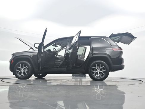 Used 2023 Jeep Grand Cherokee Limited image 45