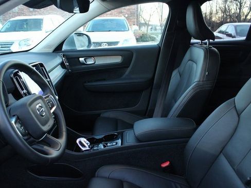 Used 2025 Volvo XC40 B5 Plus image 10