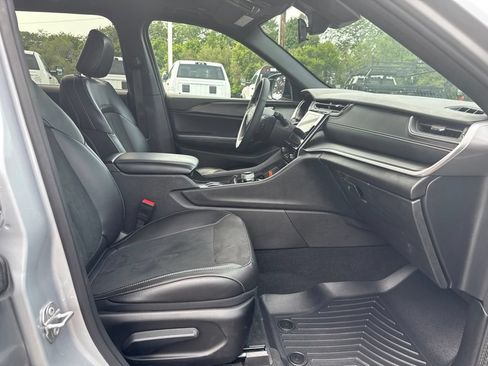 Used 2025 Jeep Grand Cherokee Altitude AWD/4WD image 12