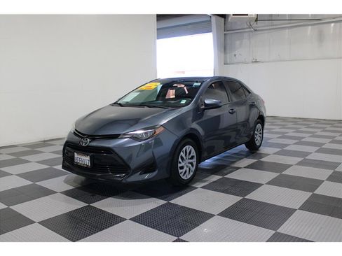 Used 2018 Toyota Corolla LE image 14