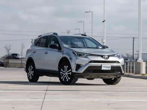Used 2016 Toyota RAV4 LE image 2