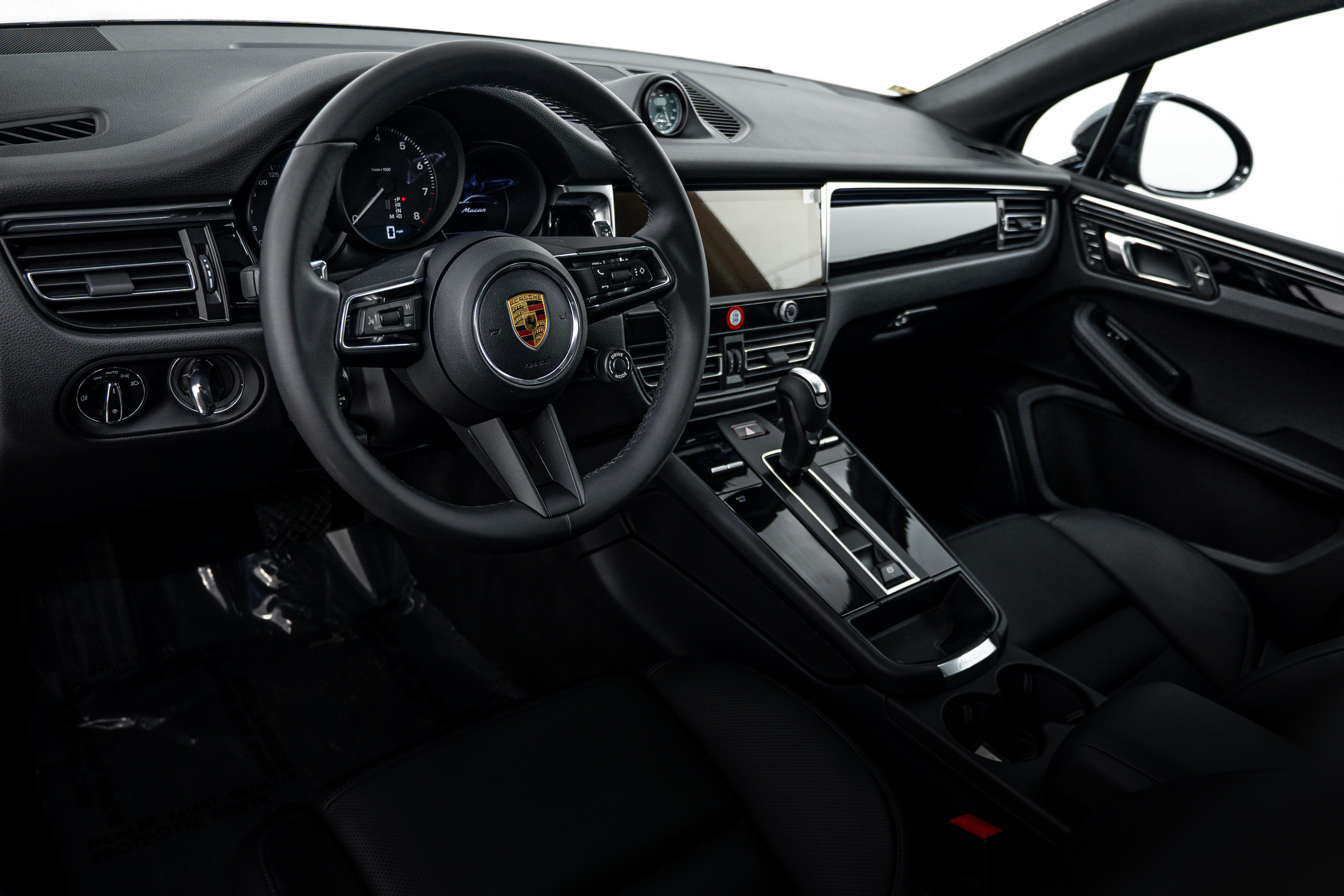 Certified 2026 Porsche Macan AWD/4WD image 4