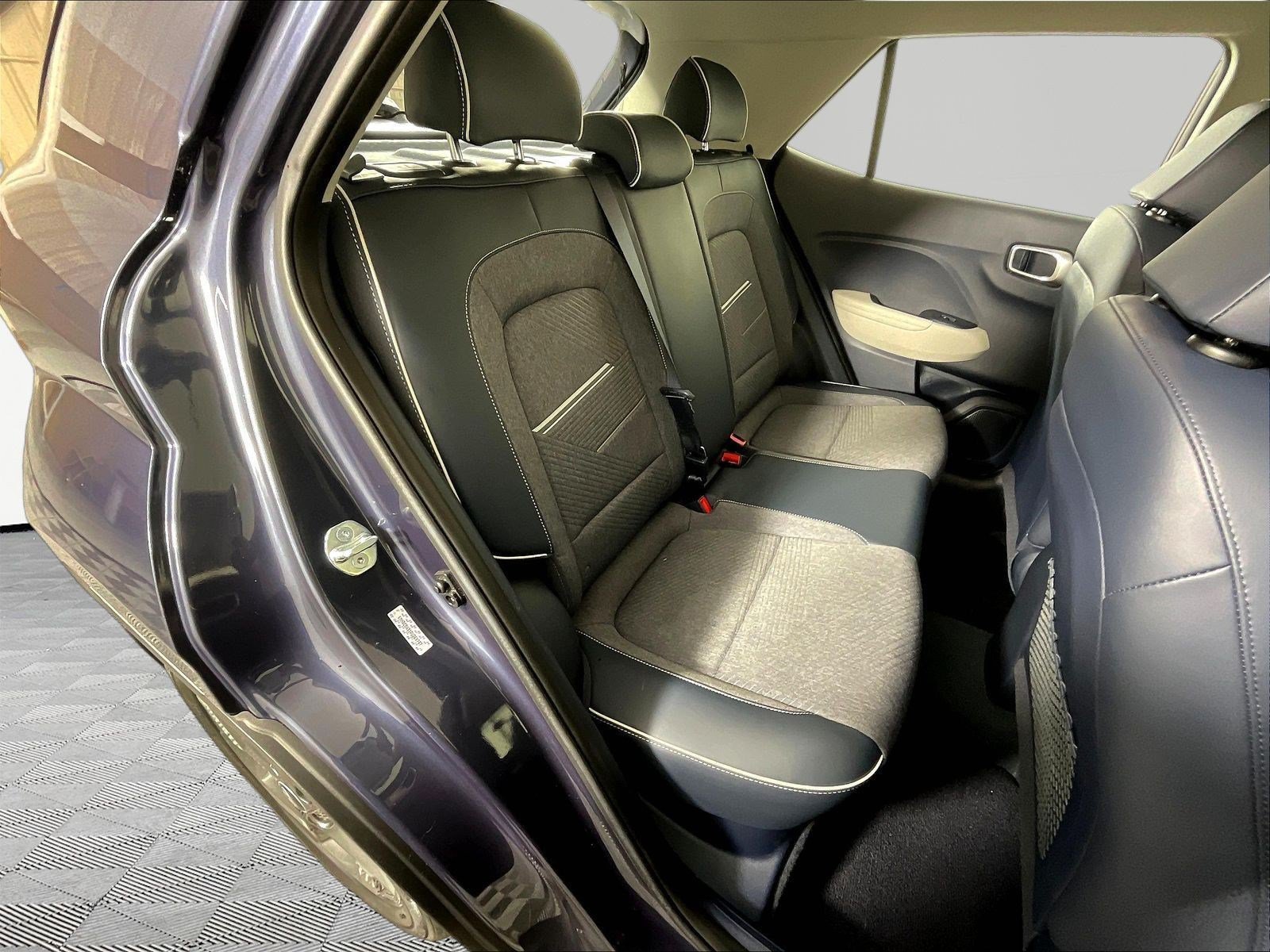Used 2023 Hyundai Venue Limited FWD image 24