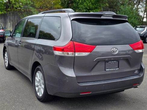 Used 2014 Toyota Sienna LE AWD/4WD image 9