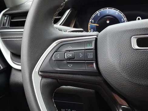 Used 2023 Jeep Grand Cherokee Laredo image 21