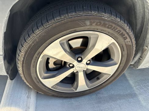 Used 2019 Jeep Cherokee Limited FWD image 8