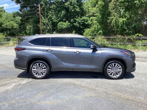 Used 2024 Toyota Highlander Platinum FWD image 4