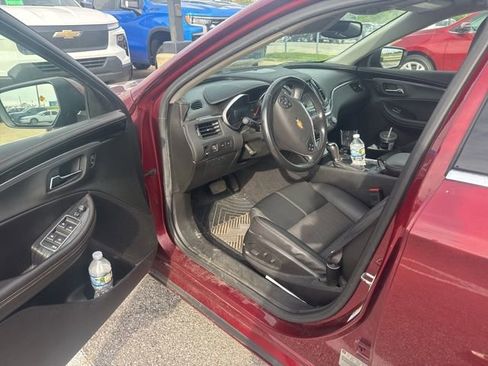 Used 2017 Chevrolet Impala LT w/ Convenience Package FWD image 2