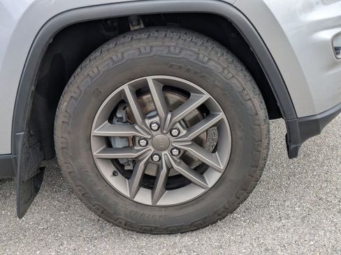 Used 2016 Jeep Grand Cherokee Laredo 75th Anniversary image 11