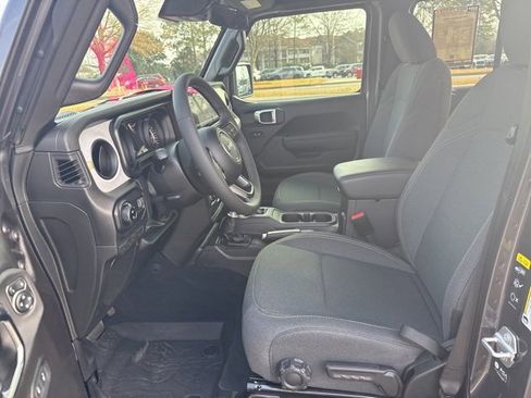 Used 2025 Jeep Gladiator Sport image 18
