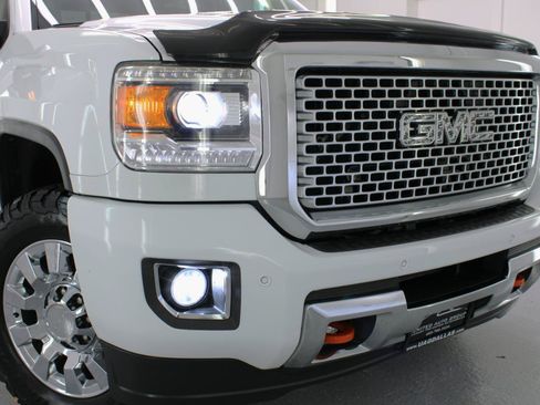 Used 2016 GMC Sierra 2500 Denali w/ Duramax Plus Package AWD/4WD image 22