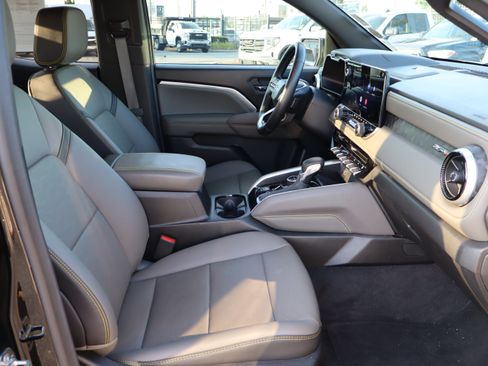 Used 2026 Chevrolet Colorado ZR2 w/ Technology Package AWD/4WD image 36