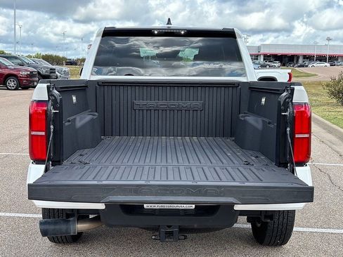 Used 2025 Toyota Tacoma SR5 AWD/4WD image 7