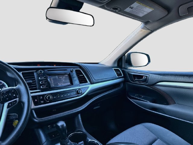 Used 2018 Toyota Highlander LE AWD/4WD image 22