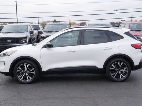 Used 2022 Ford Escape SE w/ SE Sport Appearance Package image 9