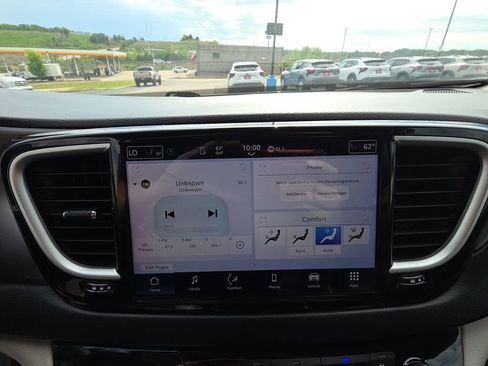 Used 2023 Chrysler Pacifica Touring-L FWD image 21