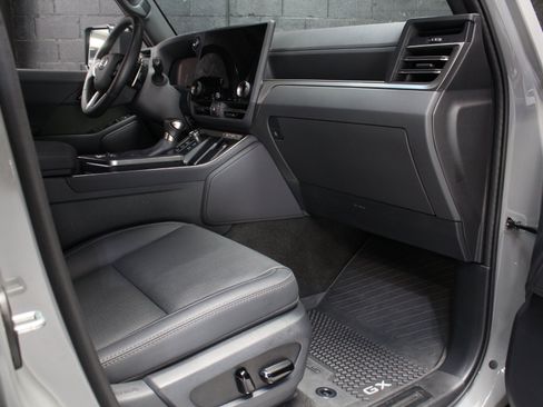 Used 2024 Lexus GX 550 AWD/4WD image 42