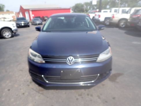 Used 2013 Volkswagen Jetta SE FWD image 2