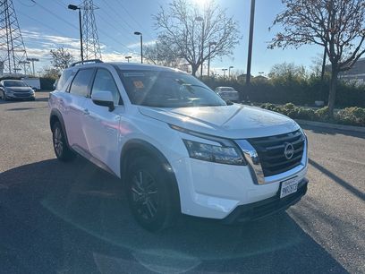 Used 2024 Nissan Pathfinder SV