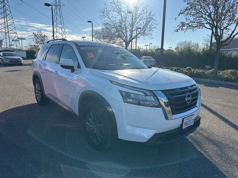 Used 2024 Nissan Pathfinder SV image 1