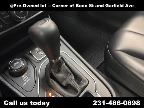 Used 2019 Jeep Cherokee Latitude Plus w/ Cold Weather Group AWD/4WD image 26