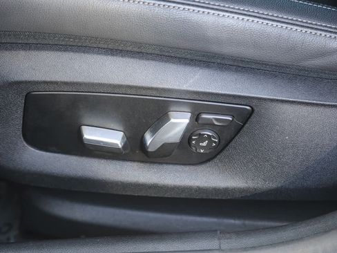 Used 2023 BMW 530e w/ Convenience Package image 18