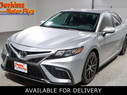 Used 2024 Toyota Camry SE image 1