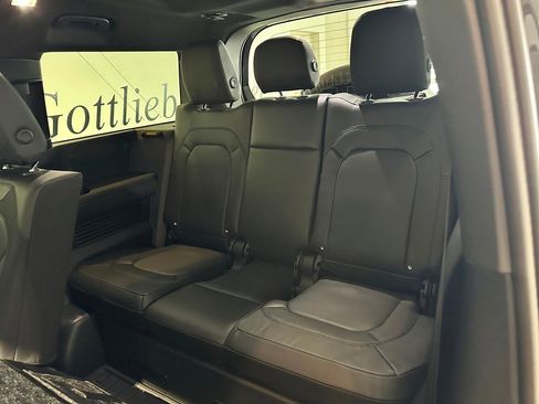Used 2024 Land Rover Defender 130 X-Dynamic SE AWD/4WD image 32
