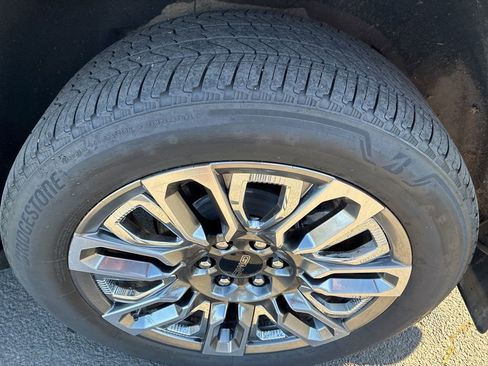 Used 2024 GMC Yukon XL Denali Ultimate AWD/4WD image 12