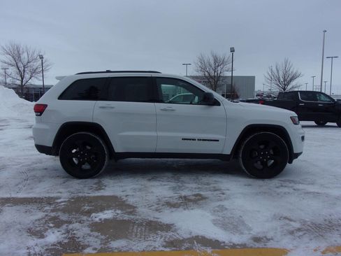 Used 2019 Jeep Grand Cherokee Laredo image 5