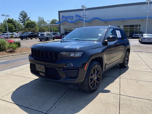 Used 2025 Jeep Grand Cherokee Altitude AWD/4WD image 4