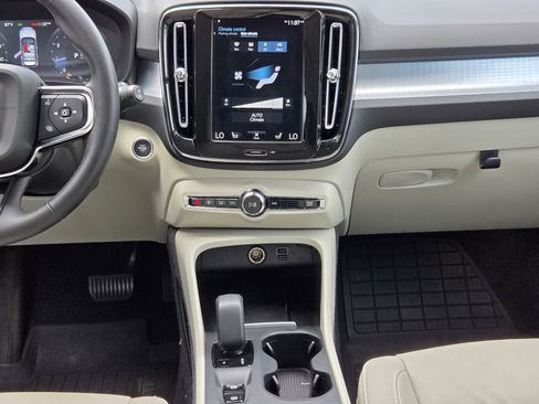 Used 2022 Volvo XC40 T5 Momentum AWD/4WD image 16