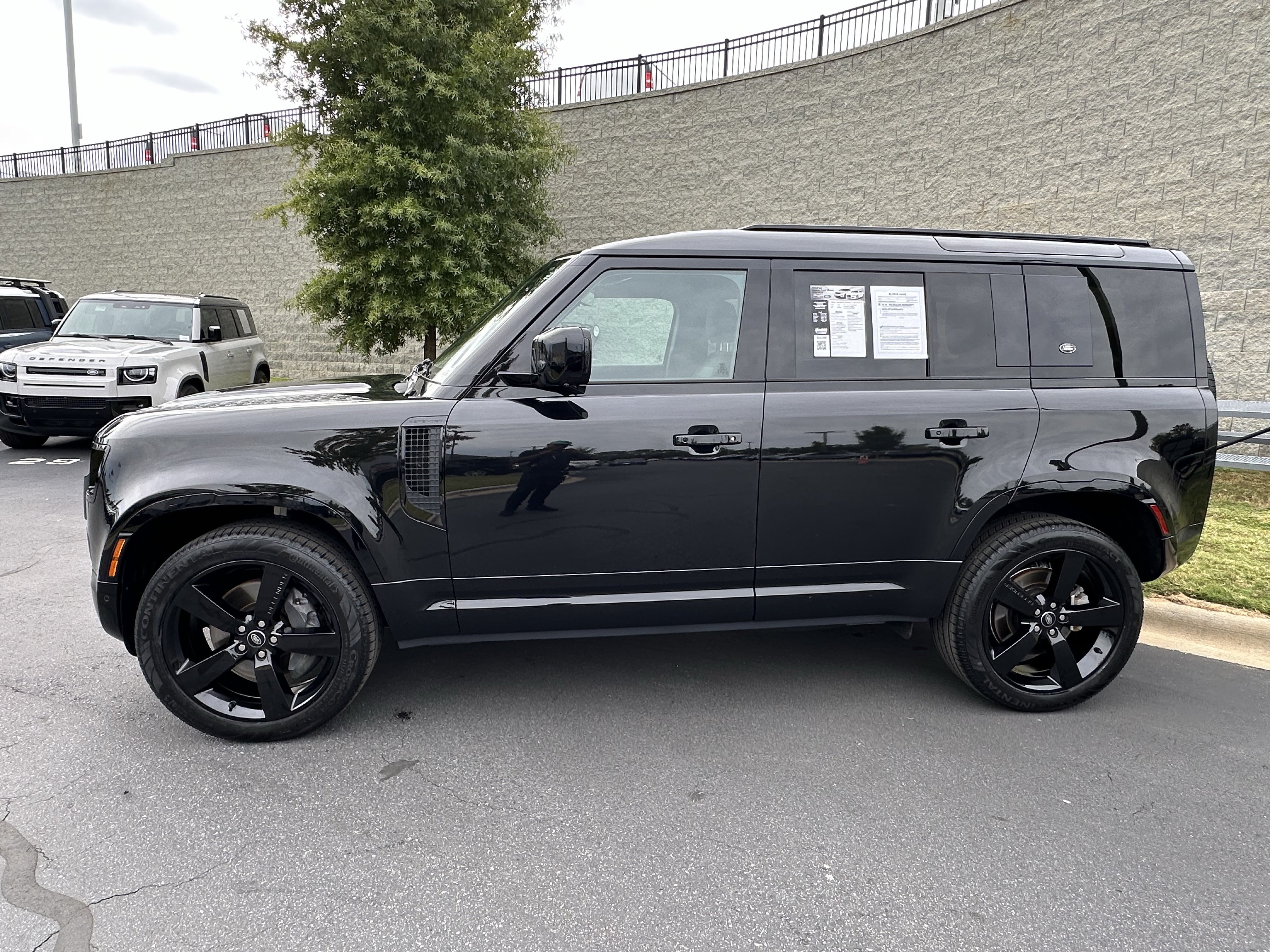 Certified 2024 Land Rover Defender 110 X-Dynamic SE AWD/4WD image 4