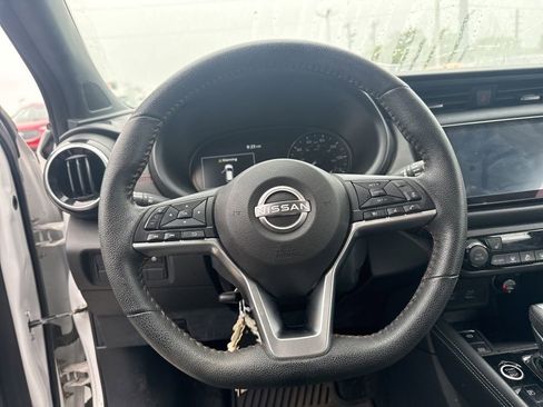 Used 2022 Nissan Kicks SR w/ Premium Package image 3