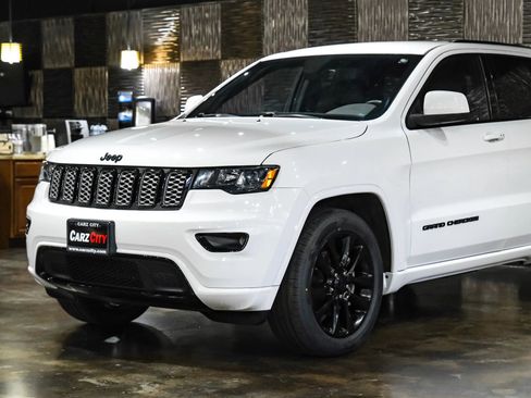 Used 2018 Jeep Grand Cherokee Altitude AWD/4WD image 7