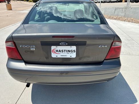Used 2005 Ford Focus ZX4 Sedan FWD image 5