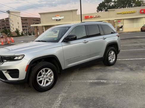Used 2023 Jeep Grand Cherokee Laredo AWD/4WD image 1