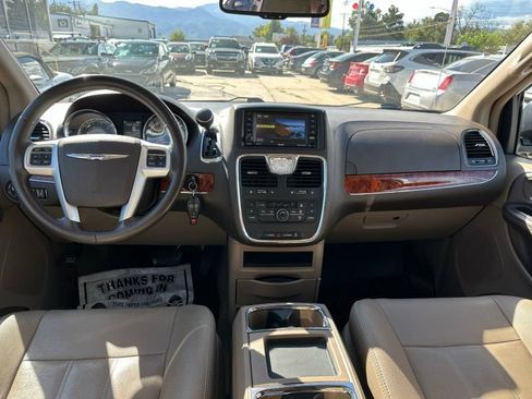 Used 2016 Chrysler Town & Country Touring FWD image 27