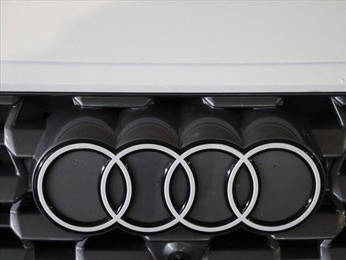 Used 2025 Audi Q5 Premium w/ Convenience Package image 30