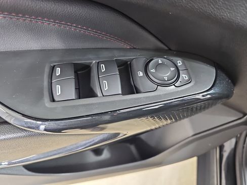 Certified 2025 Chevrolet Trax RS w/ Sunroof Package image 32