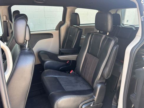 Used 2019 Dodge Grand Caravan SXT FWD image 16