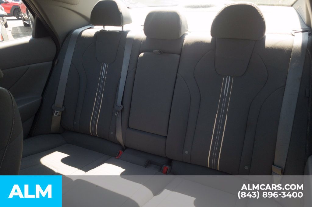 Certified 2025 Hyundai Elantra SEL FWD image 17