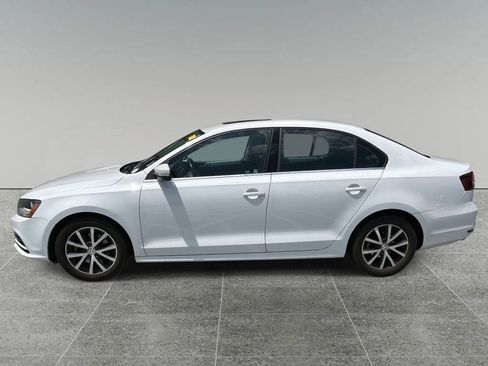 Used 2017 Volkswagen Jetta SE FWD image 2