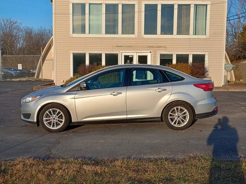 Used 2017 Ford Focus SE image 2