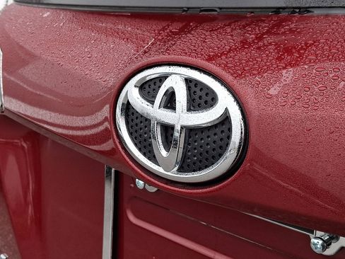 Used 2018 Toyota RAV4 XLE image 30