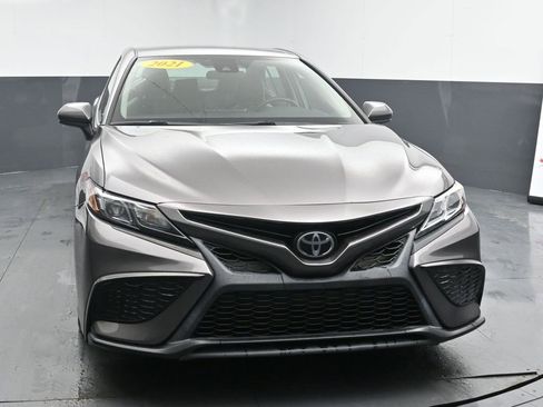 Used 2021 Toyota Camry SE image 3