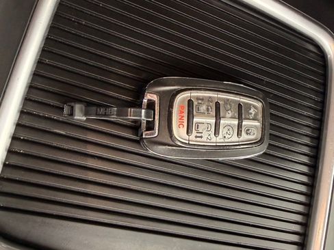 Used 2022 Chrysler Pacifica Touring-L image 49