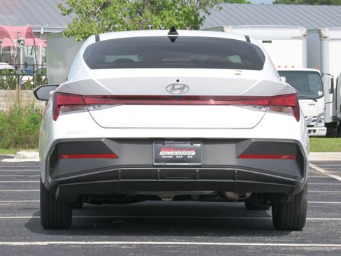 Used 2024 Hyundai Elantra SE FWD image 29